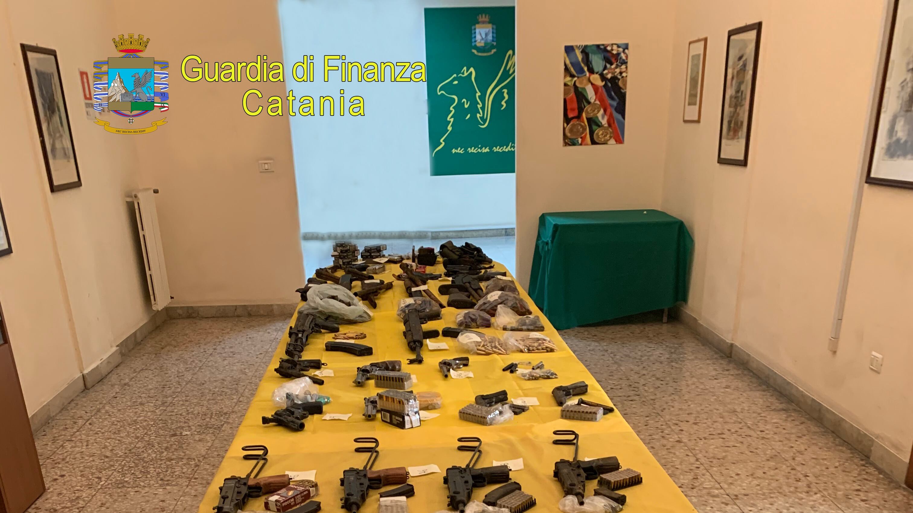 Un arsenale con armi e munizioni da guerra vicino a un lido