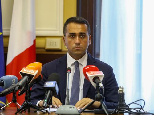 Sì al referendum: 70%. Gli italiani licenziano 345 parlamentari. "Allora adesso si voti"