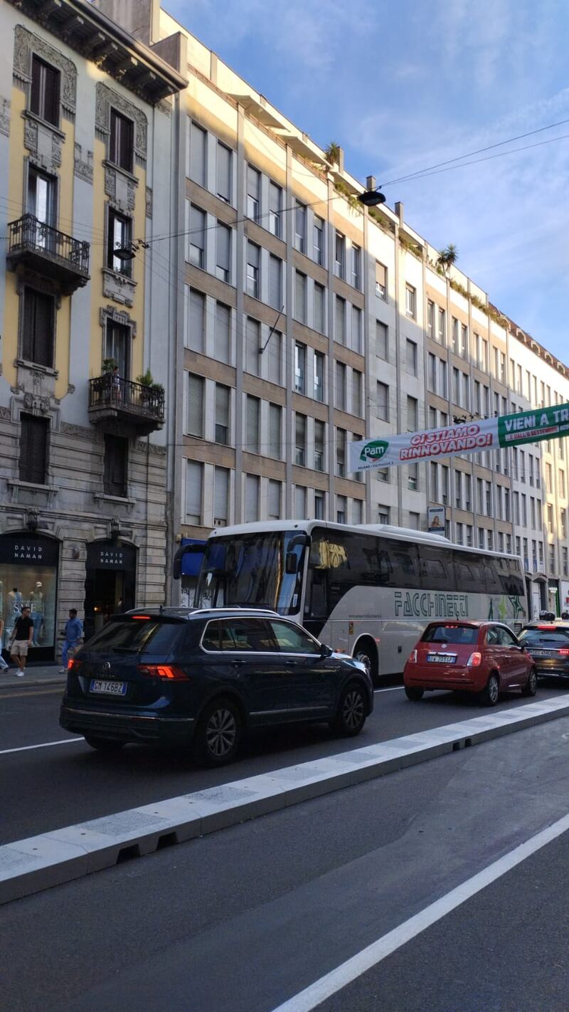 Corso Buenos Aires traffico bloccato per guasto pullman 2