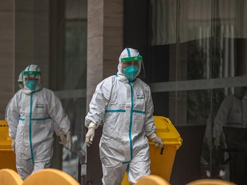 L'Fbi contro la Cina: "Il virus? È sfuggito dal laboratorio di Wuhan". Ma la Casa Bianca: "Non c'è unanimità"