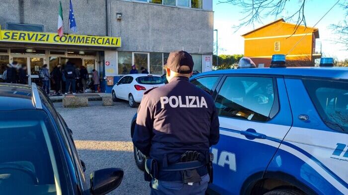 "Puoi spostare la macchina?". Ma lo straniero lo manda in ospedale