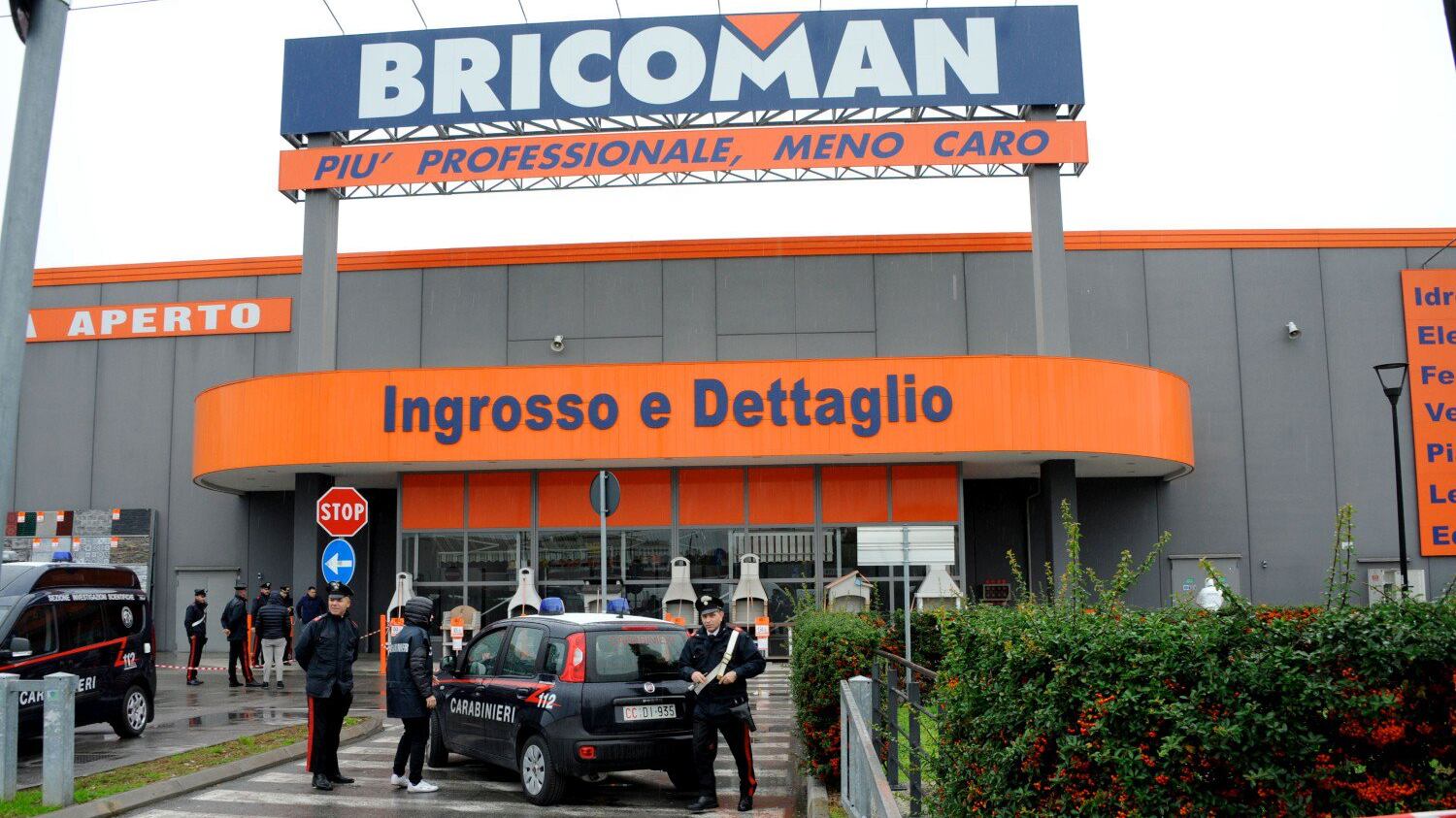 Tentata rapina a blindato Far West e guardia ferita