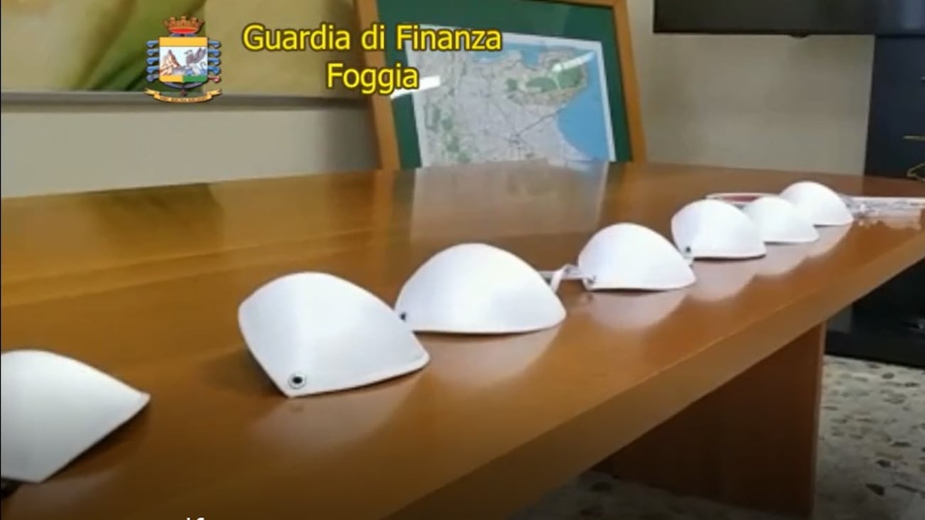 La coppa da reggiseno come mascherina in vendita: scattate le denunce