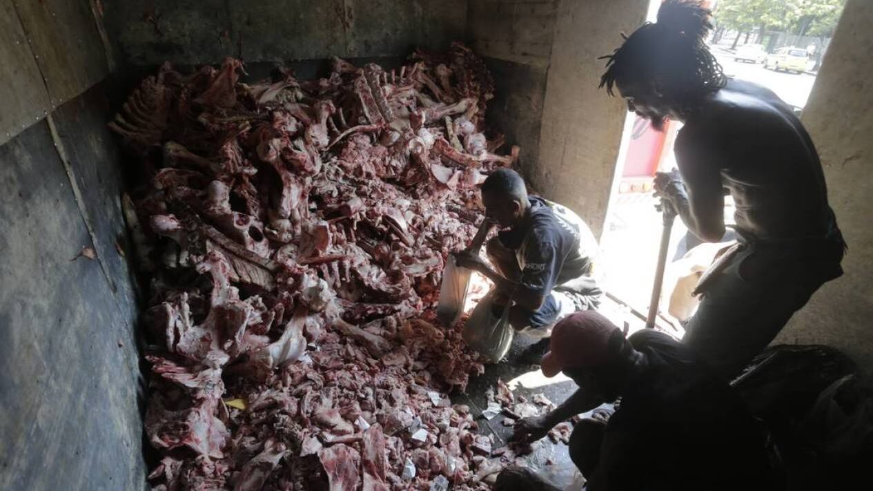 Caccia al cibo tra le carcasse. Una foto indigna il Brasile