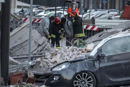 Roma, crollano tre piani di un palazzo 19