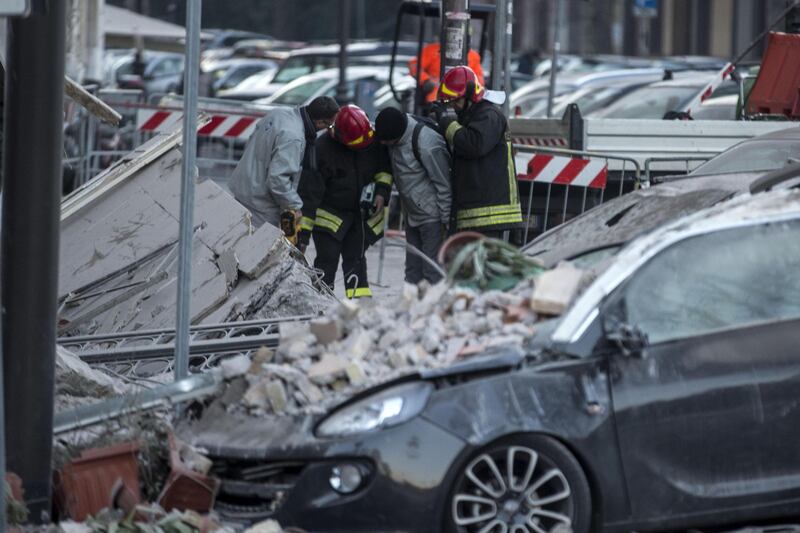 Roma, crollano tre piani di un palazzo 19