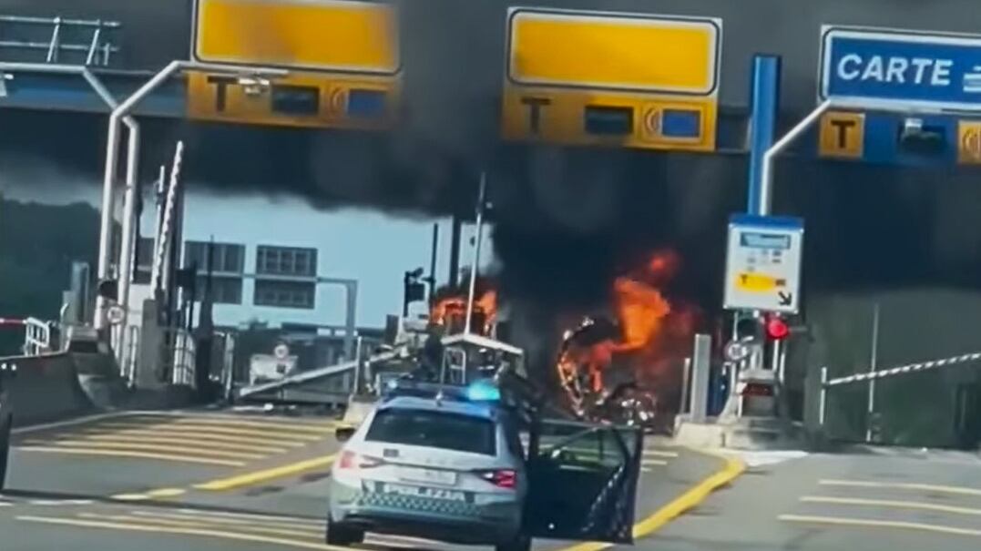 Lo schianto contro il casello e le fiamme. L'inferno a Gallarate, morto un 58enne