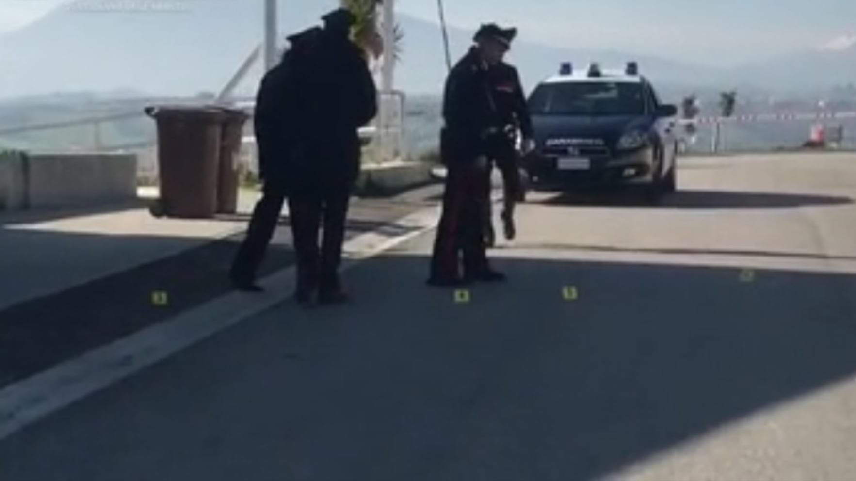 Albanese apre il fuoco contro i carabinieri: è caccia all'uomo