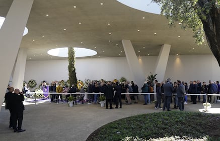 La camera ardente di Joe Barone al Viola Park, guarda la gallery 2