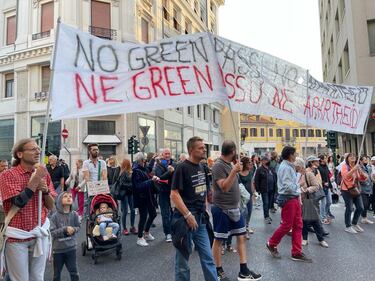 Trieste, migliaia di No pass in corteo 8