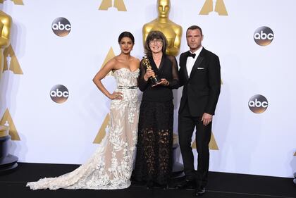 Oscar, i vincitori stringono le statuette 12