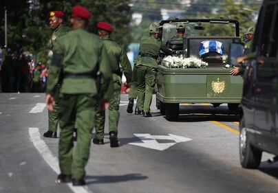 La jeep con i resti di Fidel Castro durante il corteo funebre