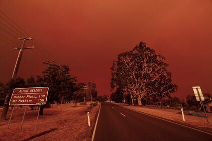 Incendi in Australia, il cielo si tinge di arancione 8