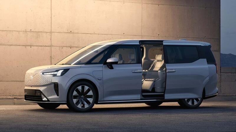 Volvo EM90, guarda tutte le foto 10