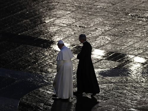 Quella preghiera nella piazza vuota: così il Papa affida l'umanità a Dio