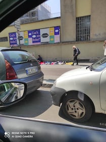 Bancarelle abusive di extracomunitari a Milano 2