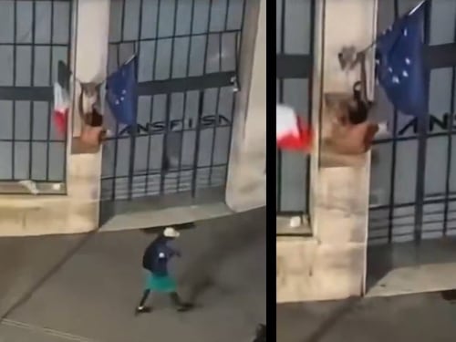 Stacca il Tricolore, lo calpesta e ci sputa sopra: espulso l’irregolare che ha indignato Firenze