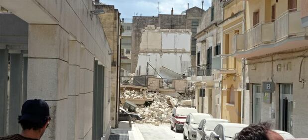 Crolla una palazzina, paura a Matera: sul posto odore di gas 3