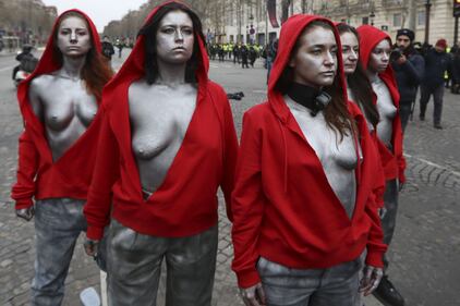 Gilet gialli, anche un gruppo di "Marianne" sfilano a Parigi 2
