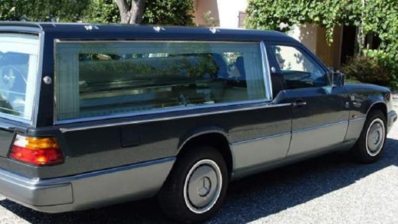 Choc a Belluno, ragazzi ubriachi alla guida di un carro funebre sfrecciano a tutta velocità