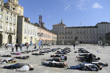 Torino, la protesta degli infermieri con striscione davanti alla Regione Piemonte. 10