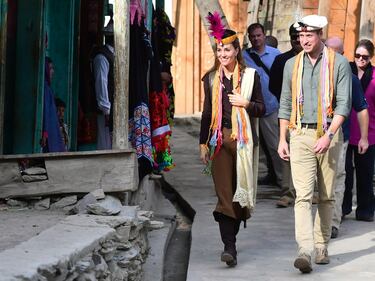 William e Kate indossano i copricapi tradizionali visitando il Chitral 7