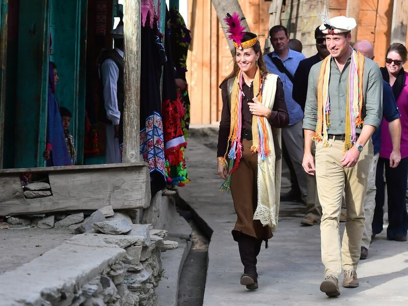 William e Kate indossano i copricapi tradizionali visitando il Chitral 7