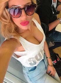 Paola Caruso fuori di seno a Formentera 6