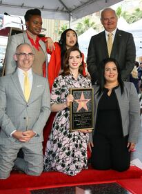 Anne Hathaway premiata con la stella sulla Walk Of Fame 6