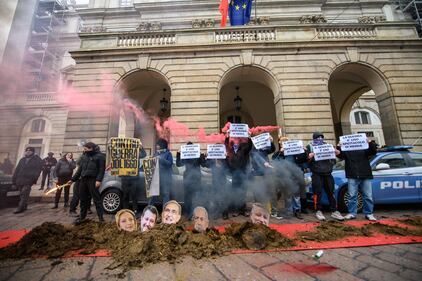 Centri sociali scaricano letame davanti alla Scala  8