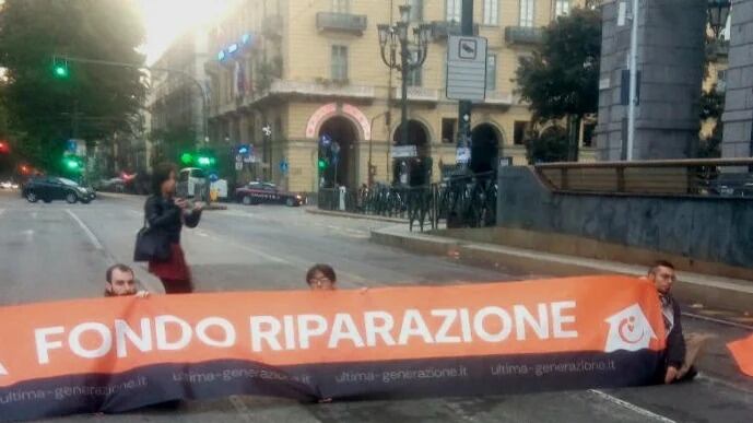 Traffico bloccato e stazione vandalizzata con la vernice, nuova follia di Ultima Generazione