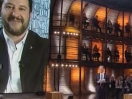 Salvini a Floris: "Torno da premier". E arriva un gesto dal pubblico