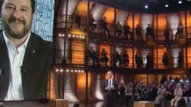 Salvini a Floris: "Torno da premier". E arriva un gesto dal pubblico