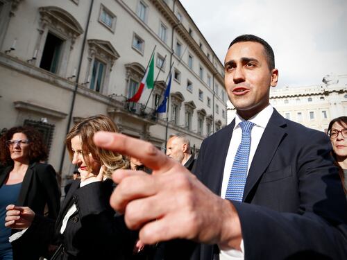 Di Maio strizza l'occhio al Pd: "Sotterriamo l'ascia di guerra"