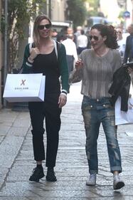 Ilary Blasi, shopping a Milano con l'amica Morena 16