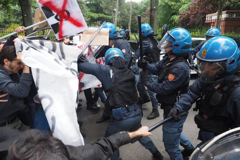 Salvini contestato a Bologna: uova e carciofi contro la polizia 4