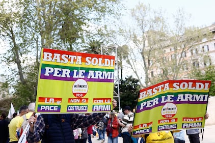 La piazza di Conte che dice no al riarmo 1