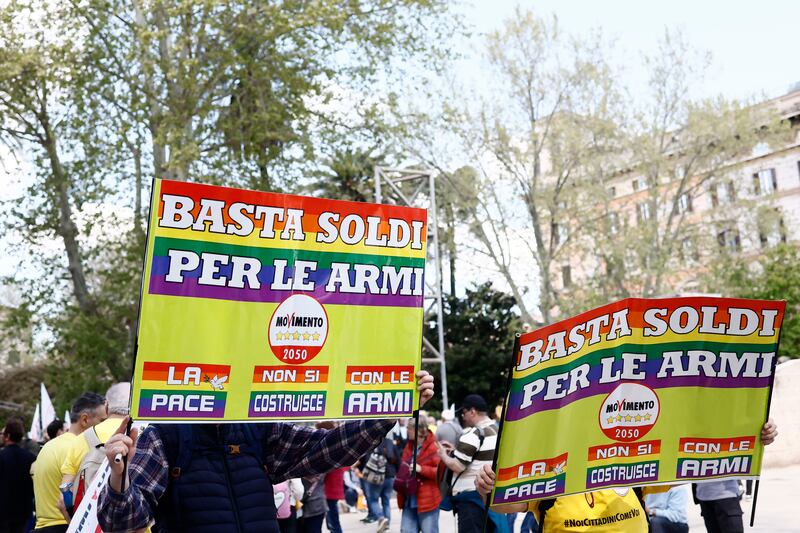 La piazza di Conte che dice no al riarmo 1
