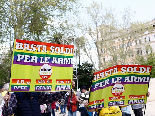 La piazza di Conte che dice no al riarmo
