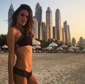 Alessandra Ambrosio completamente nuda in spiaggia 14