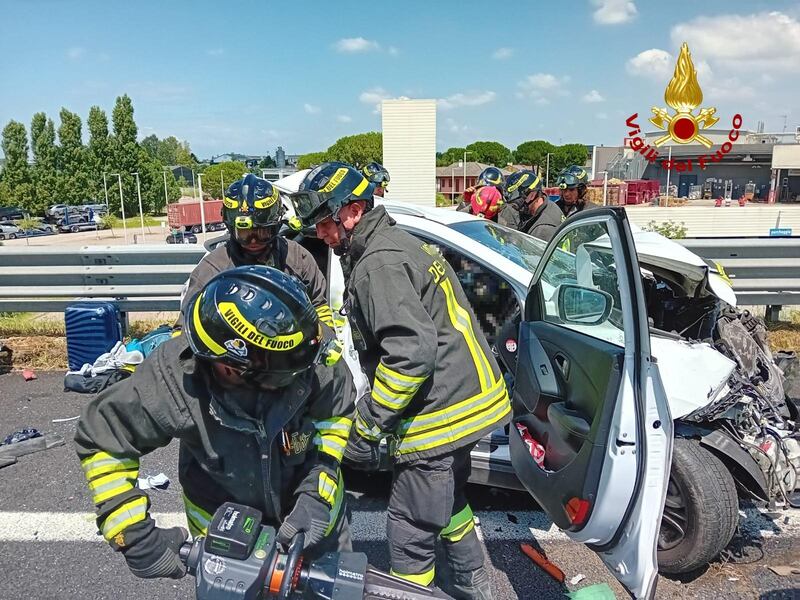 Grave incidente in A4 direzione Milano, un morto e feriti: le immagini del vigili del fuoco 5