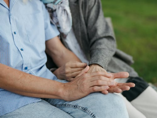 Mani secche a 60 anni: cinque rimedi efficaci