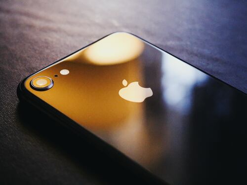 Apple sposta la barra di Safari su iPhone: come rimetterla in alto