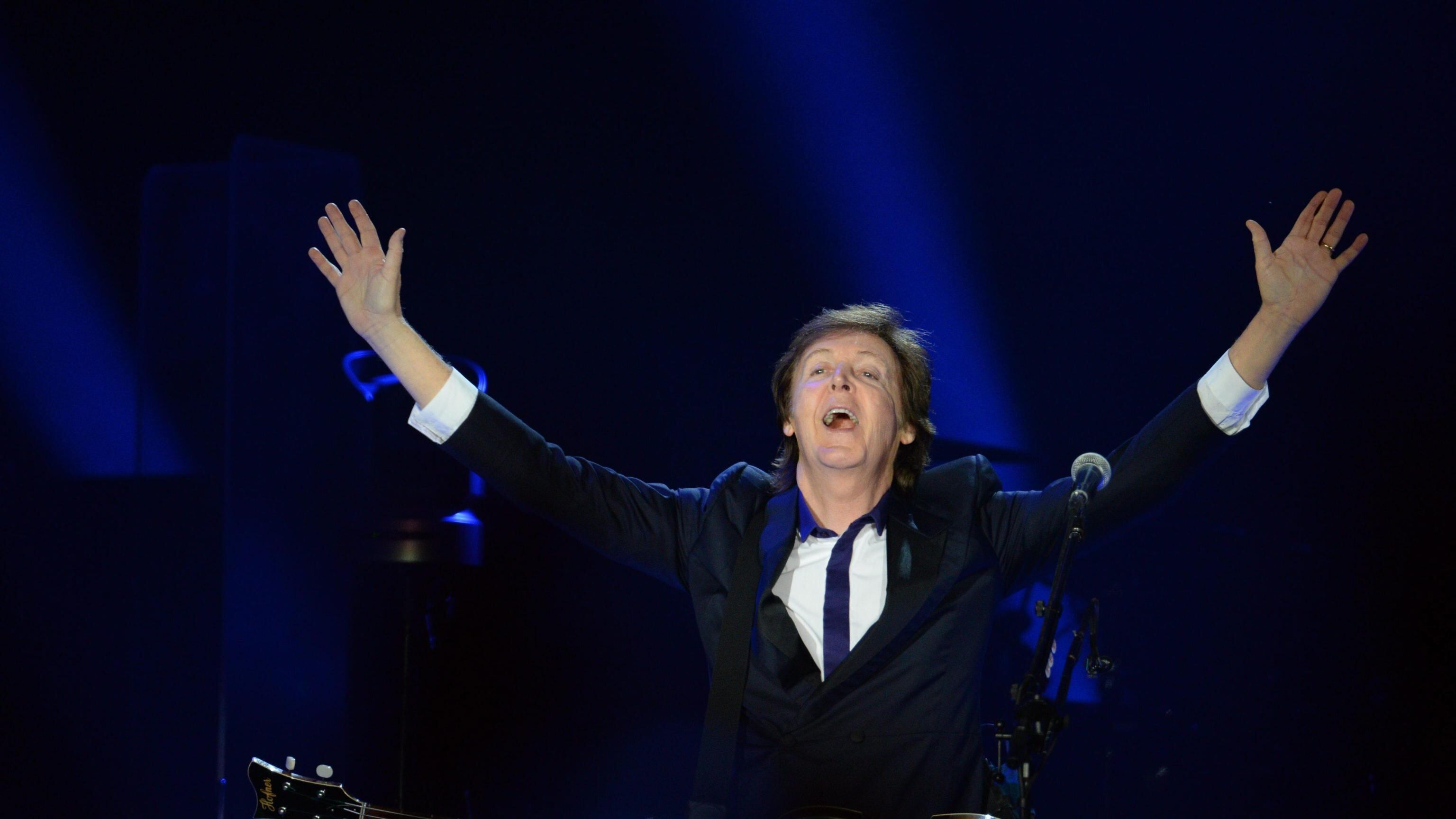 Macca si butta nell'Arena cantando la sua rinascita