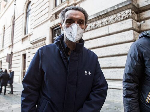 Omicron molla la presa. Fontana: "Ora cambiare regole per quarantena"