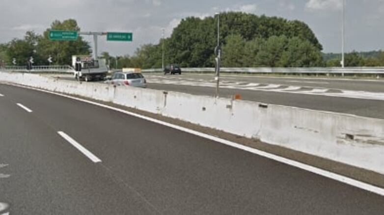 Varese, furgone in panne travolto da Tir: 2 morti