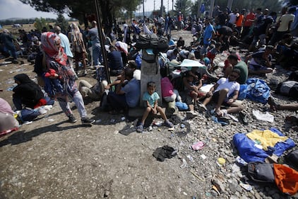 Macedonia, l'esercito blocca gli immigrati al confine 9