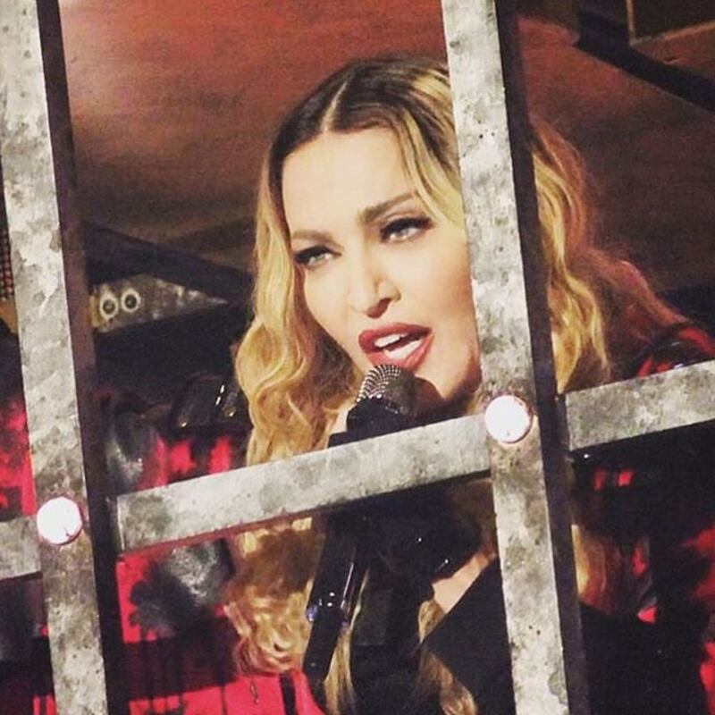 Suore sexy e croci: oggetti di scena "offensivi" del tour Rebel Art di Madonna  16