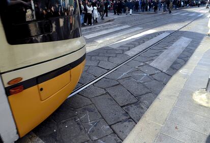 Urtata da tram in centro Milano, la 20enne è in prognosi riservata 5
