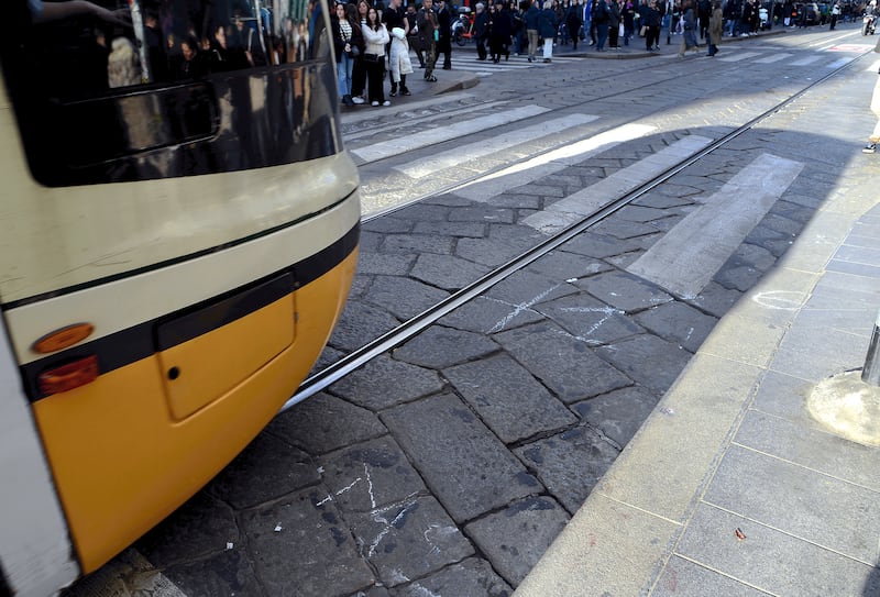 Urtata da tram in centro Milano, la 20enne è in prognosi riservata 5